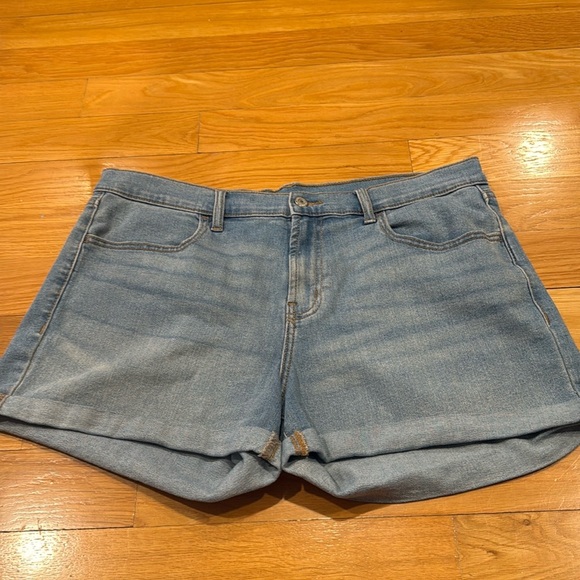 Old Navy women’s mid-rise wow Jean shorts size 12. - Picture 1 of 9